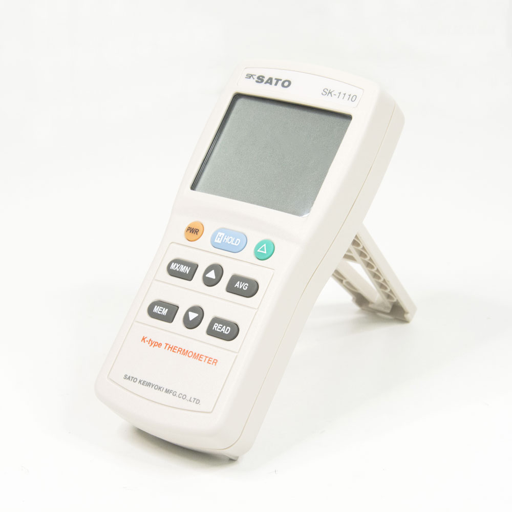 SK-1110 สามารถใช้งานขาตั้งด้านหลัง เพื่อให้การมองเห็นหรืออ่านค่าได้ชัดเจนขึ้น
