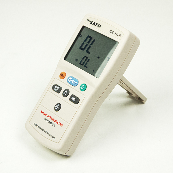 SK-1120 สามารถใช้งานขาตั้งด้านหลัง เพื่อให้การมองเห็นหรืออ่านค่าได้ชัดเจนขึ้น