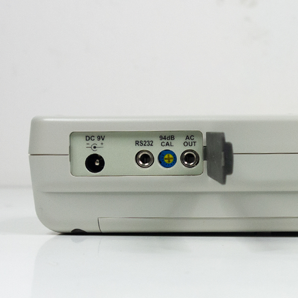 SL-4035SD ช่องสำหรับเสียบ Adapter, RS232, 94dB CAL และ AC output SL-4035SD ช่องสำหรับเสียบ Adapter, RS232, 94dB CAL และ AC output