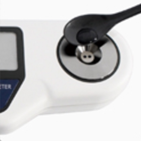 หยดตัวอย่าง 2-3 หยดลงในส่วนหัววัด หยดตัวอย่าง 2-3 หยดลงในส่วนหัววัด