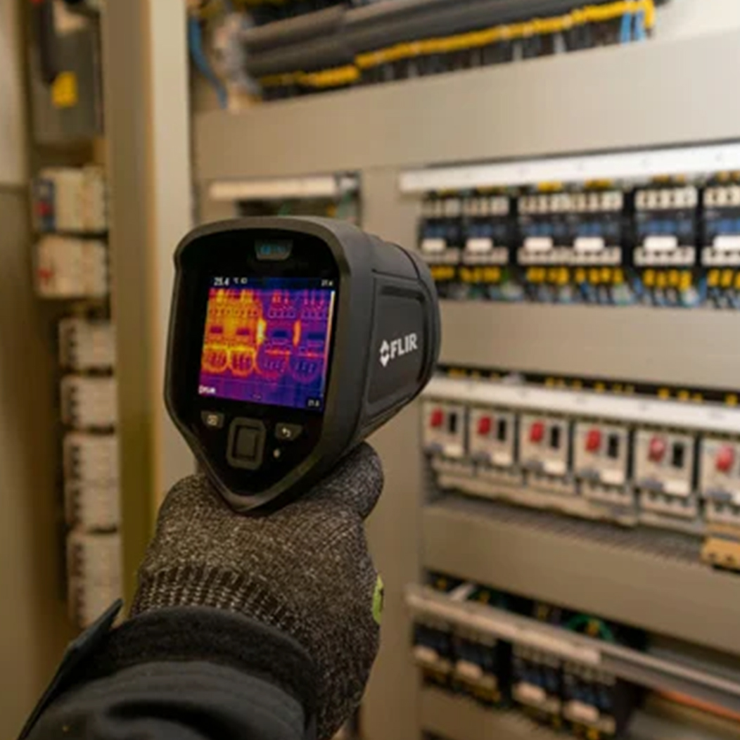 FLIR E5 Pro กล้องถ่ายภาพความร้อนความละเอียด 160×120 พิกเซล พร้อม MSX® และเชื่อมต่อคลาวด์ Ignite™ FLIR E5 Pro กล้องถ่ายภาพความร้อนความละเอียด 160×120 พิกเซล พร้อม MSX® และเชื่อมต่อคลาวด์ Ignite™
